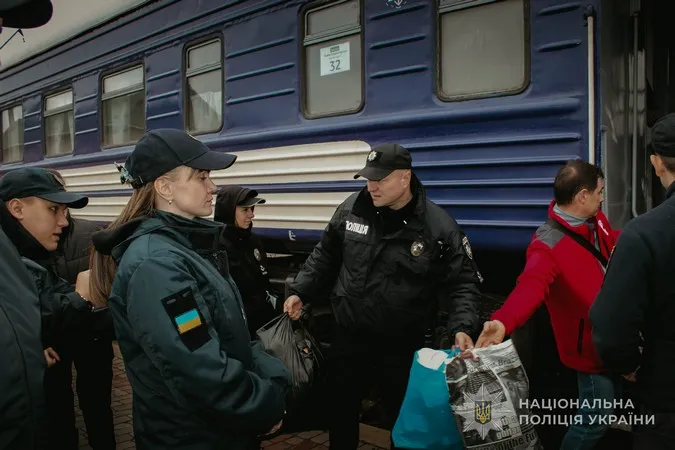 На Волинь прибув евакуаційний потяг з Донеччини: поліцейські зустріли 14 переселенців (фото)