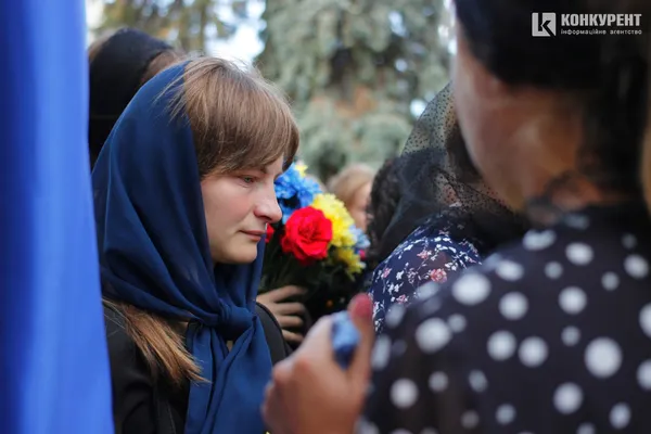 Плакали навіть чоловіки: Луцьк провів у останню путь воїна Михайла Дарчича (фото, відео)