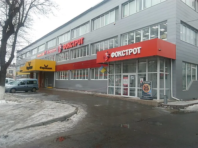 У центрі Луцька Mercedes в'їхав у фасад магазину «Фокстрот»