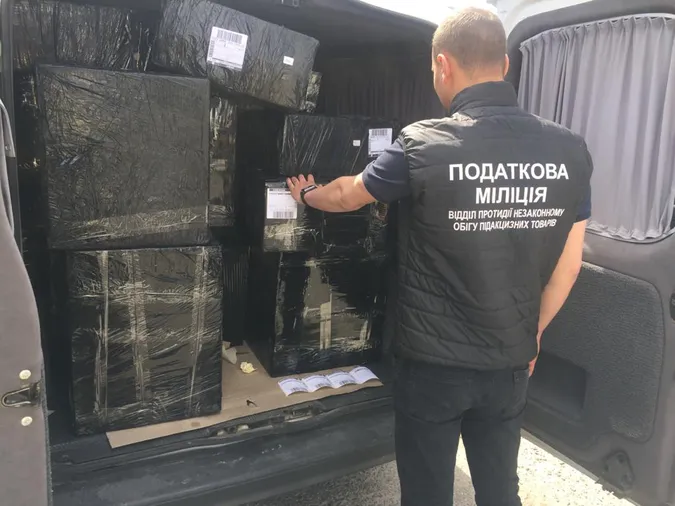 Поштою на Схід: волинянин хотів відправити 37 ящиків фальсифікованих сигарок (фото)