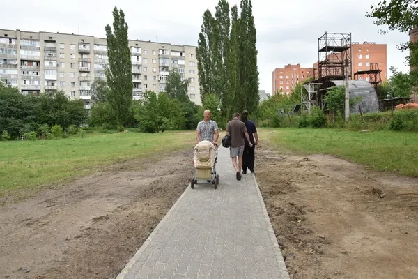У Луцьку облаштовують нові пішохідні доріжки (фото)