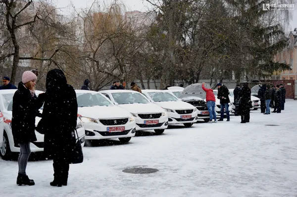 Волинським сімейним лікарям передали 23 автівки Peugeot (фото)