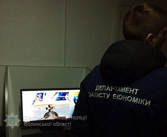 Під виглядом букмекерської контори  у Луцьку працювало казино (фото)
