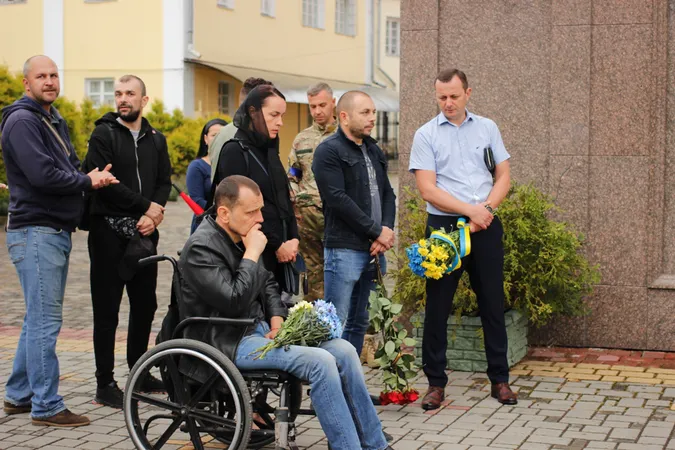 Стільки людей на похоронах давно не було: Луцьк прощався з трьома воїнами (фото, відео)
