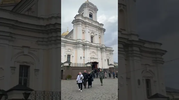 Напередодні Благовіщення митрополит Михаїл роздавав жінкам троянди (відео)