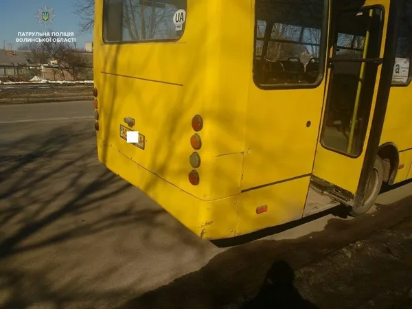 У Луцьку маршрутка вдарила припарковану автівку і зникла 