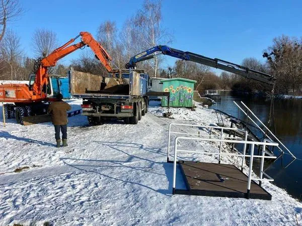 На центральному пляжі у Луцьку встановили додаткові сходи (фото)