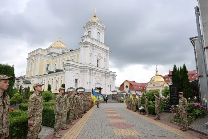 Небо плакало: у Луцьку відбулося прощання з трьома Героями Євгенієм Садовським, Олегом Чернюком та Олександром Смалюхом