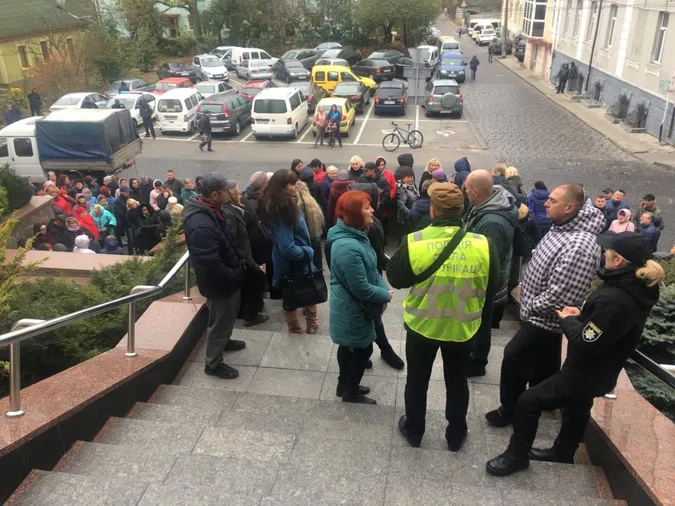 Під Луцькрадою – мітинг підприємців зі Старого ринку (фото, оновлено)