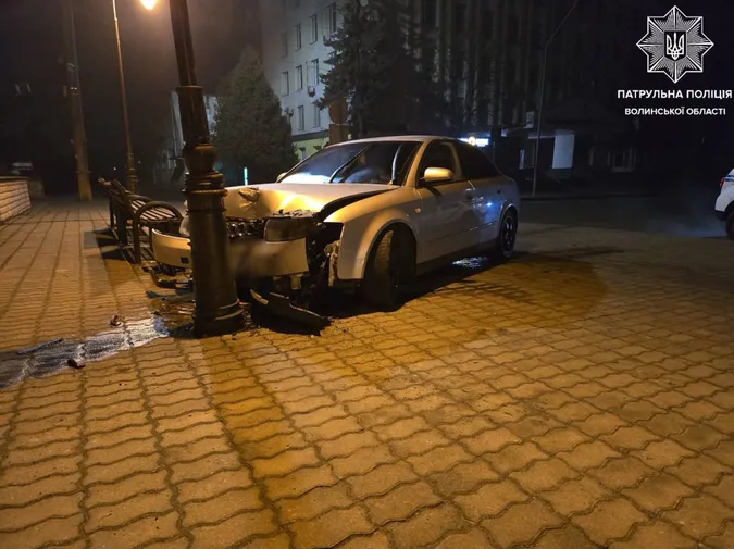 Влетів у стовп та втік: деталі аварії під залізничним вокзалом Луцька (фото)