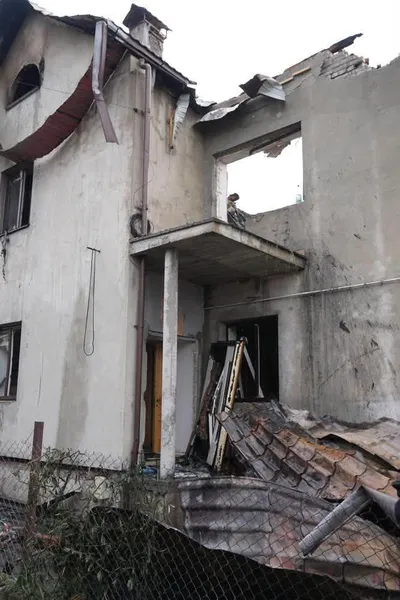 Внаслідок ворожої нічної атаки згорів будинок лікаря на Львівщині (фото)