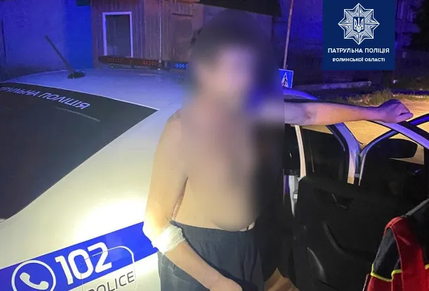 Пішов з лікарні й заблукав: у Луцьку вночі знайшли чоловіка без верхнього одягу (фото)