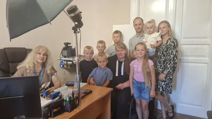 Одна родина – дев’ять паспортів: на Волині одночасно оформили велике сімейство