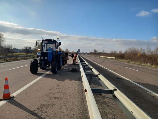 Знаки, розмітка, бар’єрне огородження: на Волині перевірили дороги (фото)