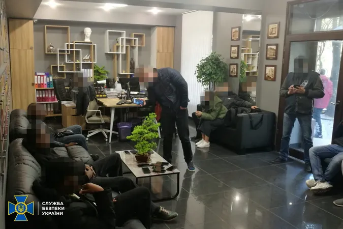 СБУ викрила схему, через яку в Україні легалізували понад 3,5 тисячі незаконних мігрантів (фото)