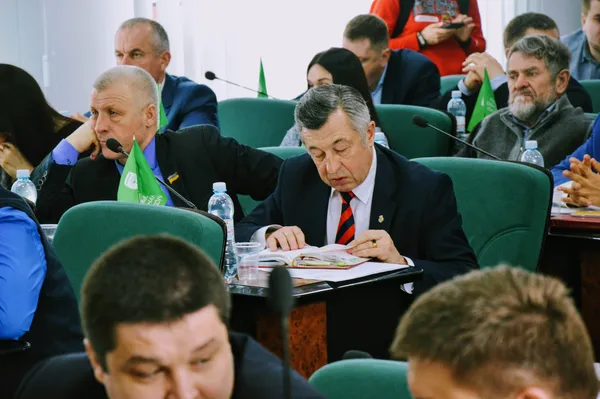 Микола Дендіберін спочатку щось уважно читав...
