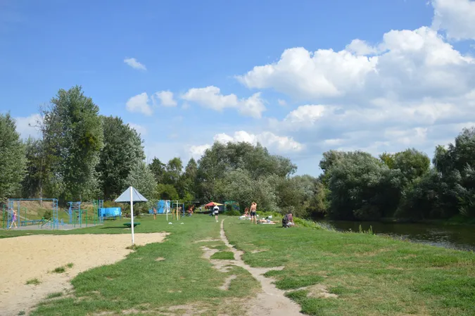 Що коїться на центральному пляжі Луцька в останній день літа (фото)