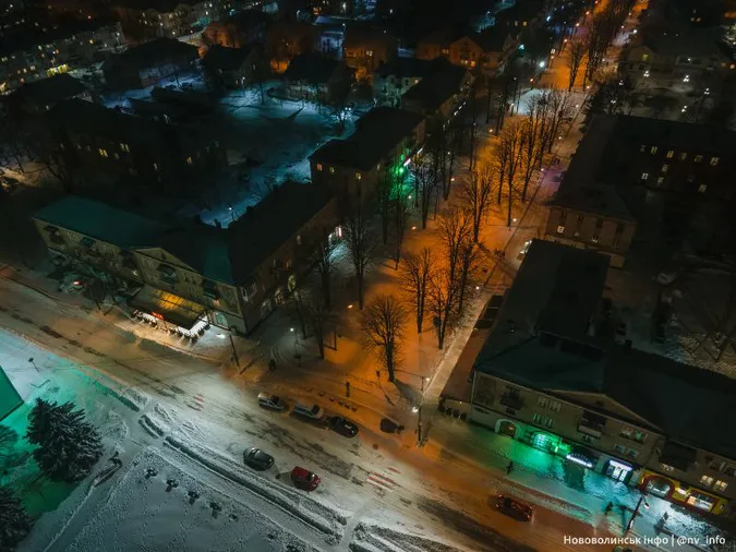 Як виглядає засніжене волинське місто з висоти вночі (фото)