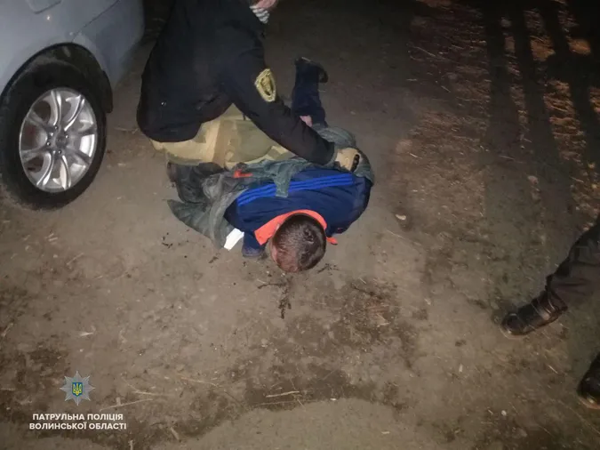 У Луцьку спіймали крадія: нетверезий чоловік не зміг нічого пояснити (фото)