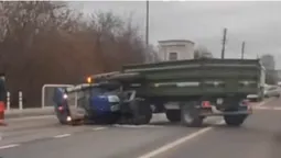 У Володимирі посеред вулиці «ліг відпочити» трактор комунальників (відео)