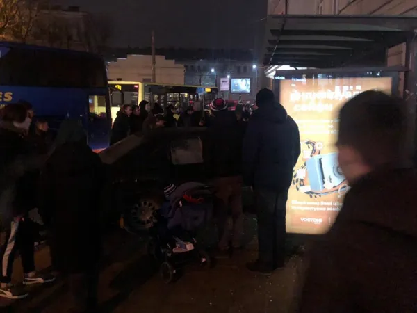 У центрі Львова автомобіль «заїхав» у зупинку з людьми (фото)