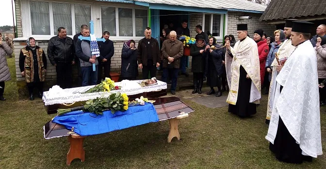 На Волині попрощалися із загиблим воїном Русланом Волохом (фото, відео)