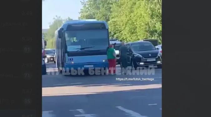 У Луцьку – ДТП на Молоді: автобус «підрізав» авто (відео)