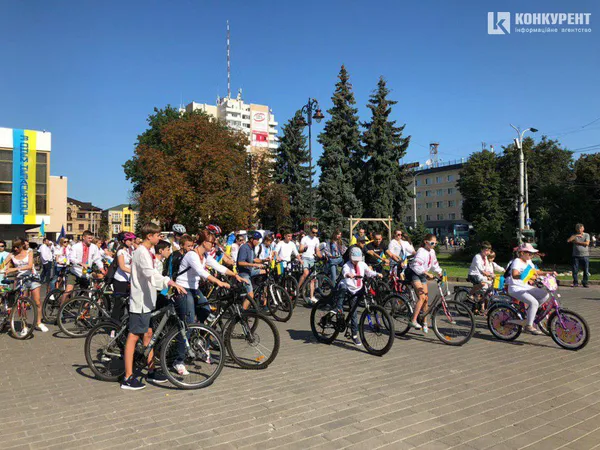 Луцьк святкує активно: на міські вулиці виїхали велосипедисти у вишиванках (ФОТО)