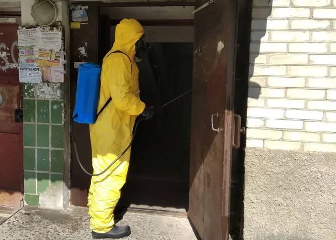 У Луцьку дезінфікують під'їзди багатоповерхових будинків (фото)