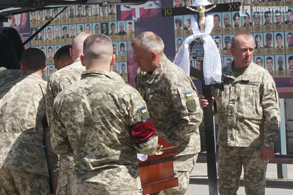 Сльози мужніх: Луцьк на колінах проводжав молодого Героя (фото, відео)