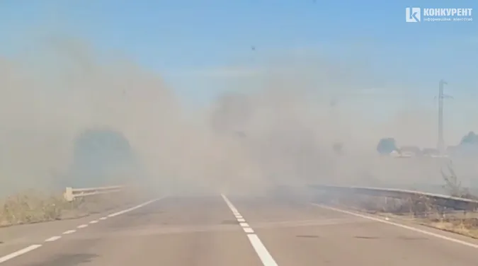 У Луцькому районі через густий дим від масштабної пожежі сталася ДТП (відео)
