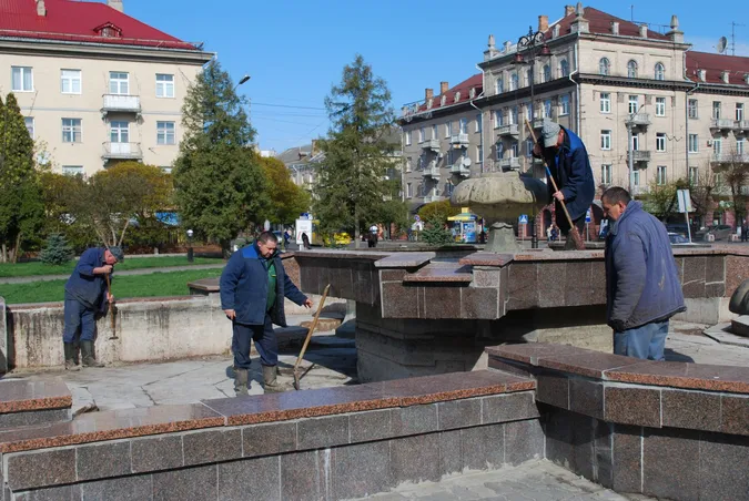 Лучани перетворили міські фонтани на сміттєзвалища (фото)