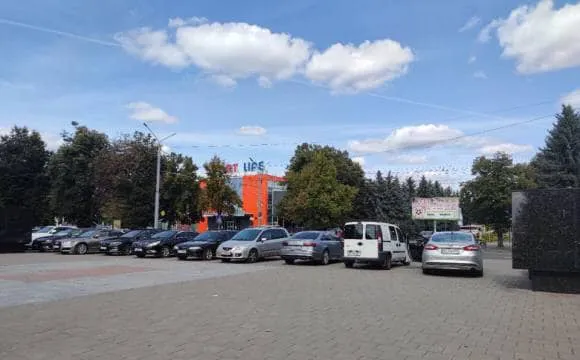 Біля меморіалу «Вічна слава» планують встановити обмежувачі паркування (фото)