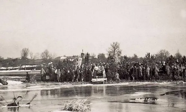 Святкова служба біля річки, місто Володимир, 1917 р.