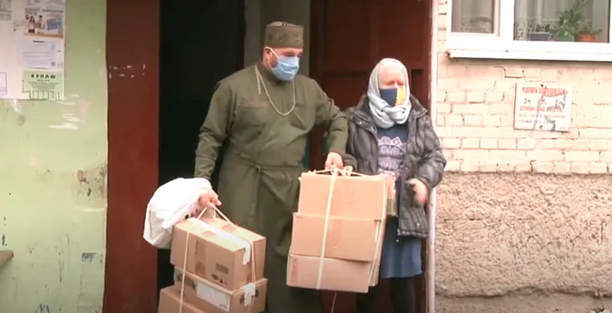 Незряча луцька майстриня зв'язала рукавиці для військових (відео)