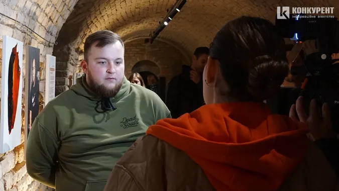 Біль та сила: у луцькому підземеллі показали картини і фото ветеранів (фоторепортаж)