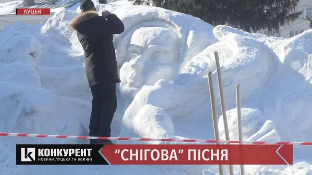 На сніговій горі в центрі Луцька з’явилося обличчя (фото, відео)