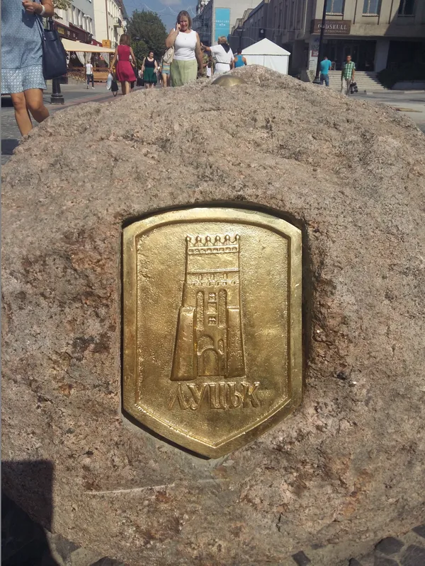 На центральній вулиці Луцька з'явився камінь–границя міста (фото)