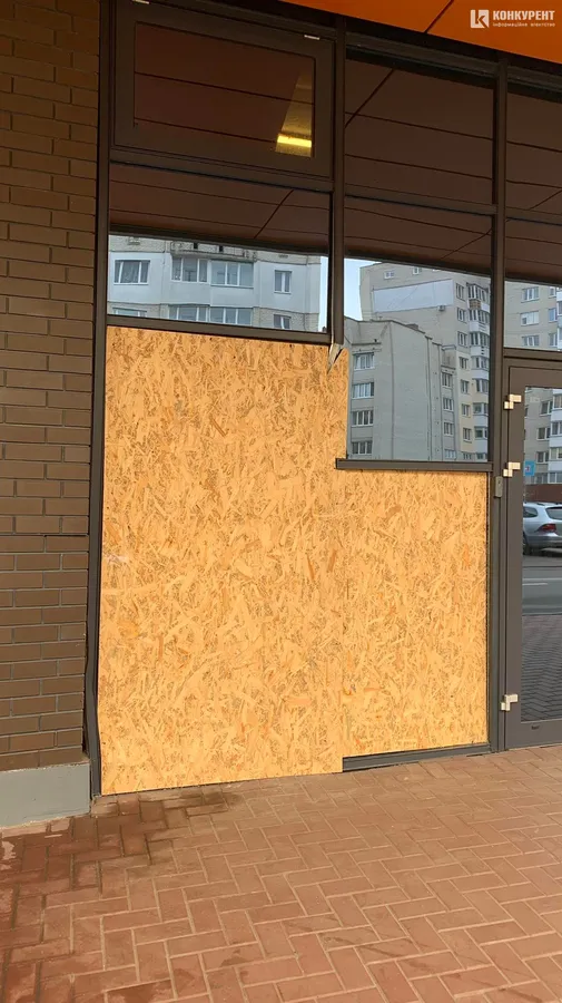 Після нічної ДТП двері у «Порт City» зашили фанерою (фото, відео)