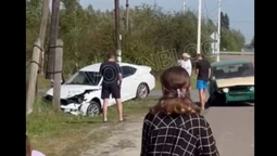 На Волині зіткнулись два легковики: від удару одна з автівок влетіла в електроопору (відео)