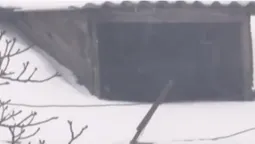 У Луцьку на Львівській обвалюється дах будинку (відео)