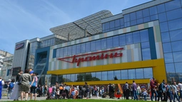 Середньовічний дух, блазні та площадний фарс: у луцькому "Промені" яскраво відкрили супермаркет (фоторепортаж)