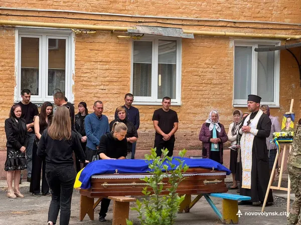 У Нововолинській громаді провели в останню дорогу воїнів Віталія Ткачова та Максима Медведчука (фото)