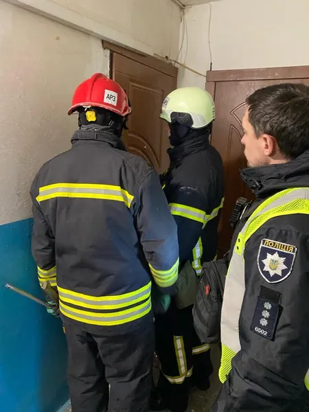 У Луцьку на Кравчука маленька дівчинка закрила маму на балконі (фото)