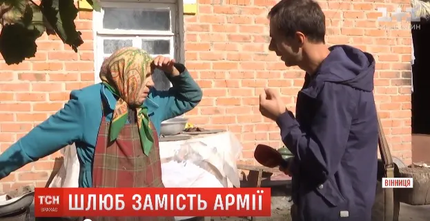 Парубок одружився зі своєю бабусею, аби «відкосити» від армії (відео)