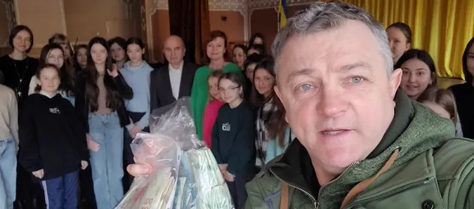Школярі з Луцької гімназії №3 передали 35 тисяч на дрони для ЗСУ (відео)