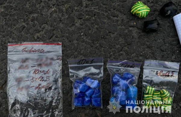 Зупинили за порушення ПДР: на Волині в авто знайшли зброю і наркотики (фото, відео)