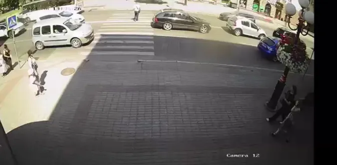 У центрі Луцька сталась аварія: легковик збив пішохода на переході (відео)