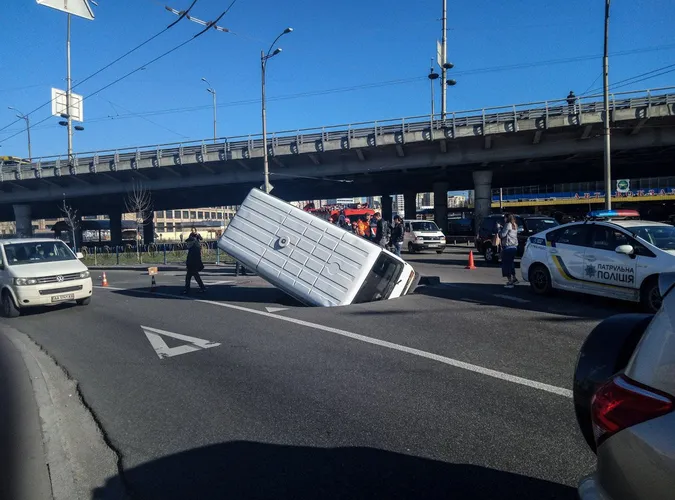 У Києві Volkswagen провалився в яму на дорозі (відео)