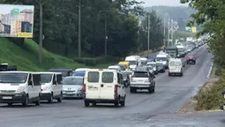 У Луцьку на Дубнівській через вантажівку з буряками утворився довжелезний затор (фото, відео)